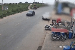 Khoảnh khắc máy xúc đâm thẳng vào xe máy, tài xế bị hất văng trên quốc lộ