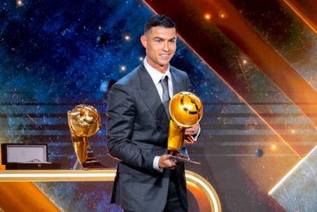 Ronaldo bị chê nhận "giải tình thương", do người nhà cơ cấu ở trao giải QBV Dubai