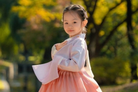 Con gái Cường đô la - Đàm Thu Trang diện Hanbok xinh như công chúa