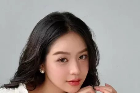 Hoa hậu Thanh Thủy phản ứng dễ thương hết biết khi gặp sự cố bất ngờ