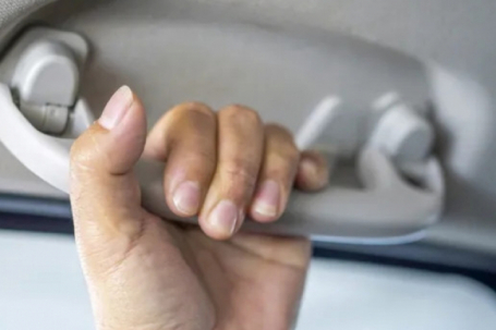 Công dụng ít người biết của tay nắm trên trần xe ô tô