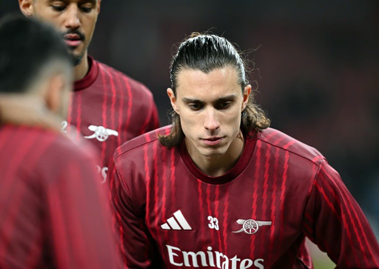 Calafiori bị chấn thương trong lúc khởi động trước trận Arsenal thắng&nbsp;Brighton