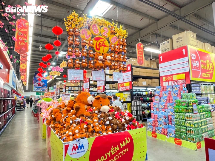Những ngày này, không gian rộng lớn của nhiều siêu thị đã được trang hoàng rực rỡ sắc màu của các món hàng Tết, cùng với hình ảnh hoa mai, hoa đào, linh vật Ngựa của năm Bính Ngọ 2026.