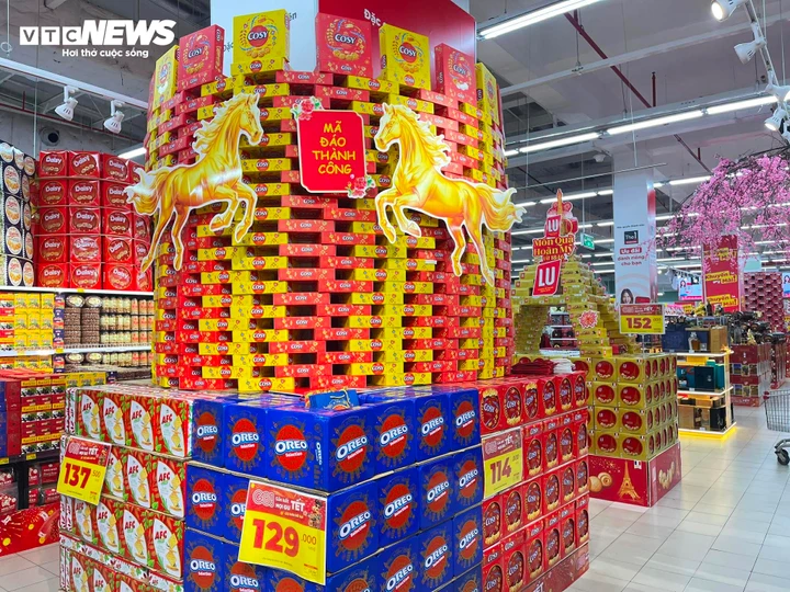 Đến siêu thị GO! Thăng Long, chị Lan vui vẻ nói: “Tôi đi mua chút rau củ thôi mà cứ ngỡ lạc vào chợ Tết rồi!".