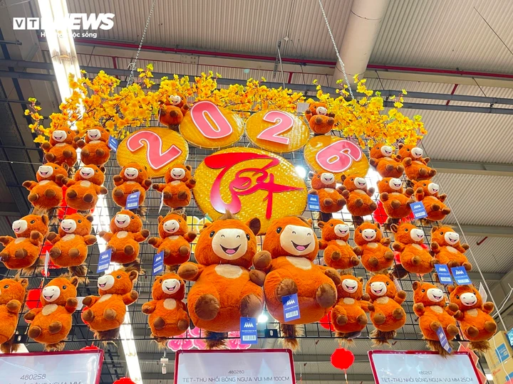 Tại Mega Marke, hình ảnh con Ngựa - linh vật năm Bính Ngọ 2026 - được giăng kín một góc, thu hút sự chú ý của người dân khi đi mua sắm. “Cảm giác Tết đã đến rất gần. Trang trí như thế này cũng là một cách để thúc giục người dân đi sắm Tết sớm, đúng là chiến lược thông minh của doanh nghiệp”, một bà mẹ trẻ chia sẻ.