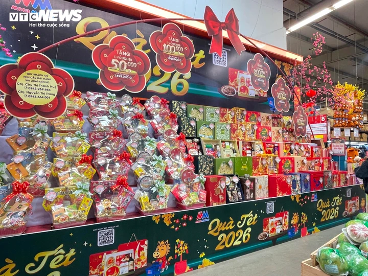 Nhân viên ở đây cho biết, thực tế ngay từ đầu tháng 12, siêu thị này đã đồng loạt đưa hàng Tết lên kệ để sớm đón đầu xu hướng mua sắm của người tiêu dùng.