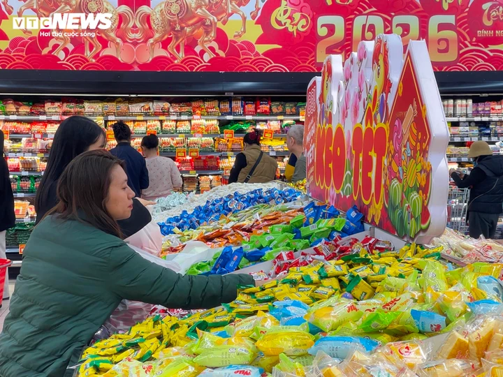 Các loại bánh kẹo Tết bán theo kg có giá từ 80.000 - 200.000 đồng/kg. Loại sản phẩm này rất thu hút khách vì có thể mua ít để tiết kiệm chi phí.
