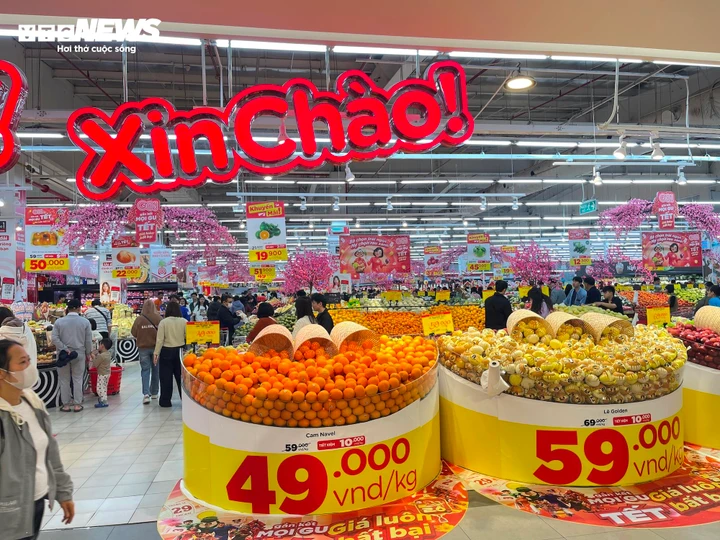 Đại diện nhiều chuỗi siêu thị lớn cho biết đã có kế hoạch bán hàng Tết từ quý IV/2025, tập trung vào nhóm bánh mứt kẹo, đồ khô và đồ uống để đảm bảo nguồn cung ổn định, tránh tình trạng khan hàng, tăng giá đột biến sát Tết. Một số nơi còn tung chương trình khuyến mại nhằm thu hút khách.