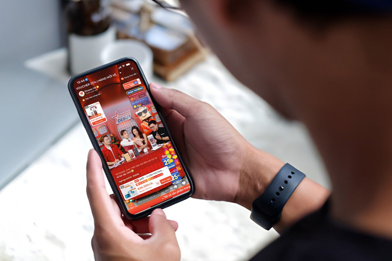 Người dùng đã có cơ hội xem trực tiếp, tìm hiểu về tính năng cũng như mua sản phẩm mới của HONOR với mức giá ưu đãi trên Shopee Debut.