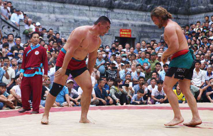 Hiếu "Khổng lồ" và Zakhar tạo ra trận đấu vật hấp dẫn bậc nhất hội làng 2025