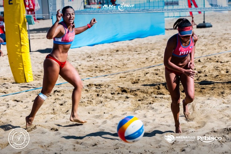 Sunny Villapando (bên trái) mang lại tấm HCV quý giá cho Philippines