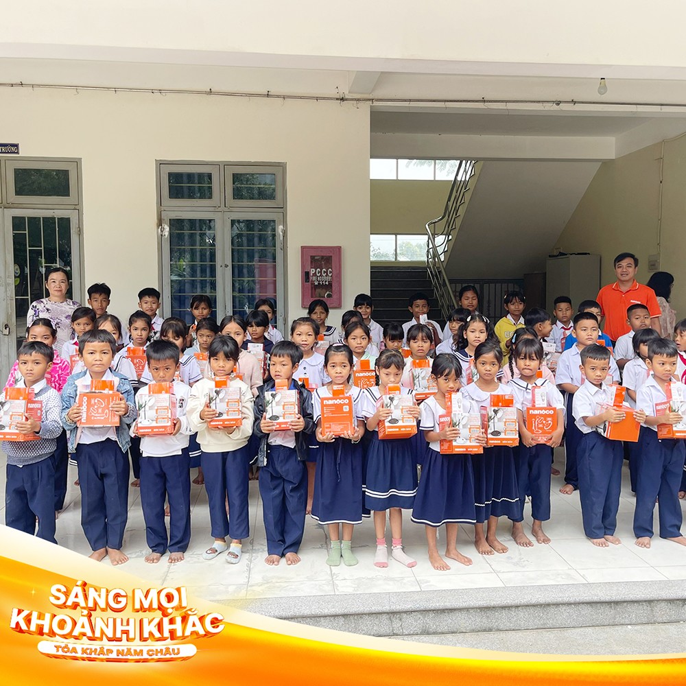 Nanoco mang các thiết bị chiếu sáng đến tận các trường học, đồng hành cùng thầy cô và học sinh trong giai đoạn ổn định cuộc sống sau thiên tai.