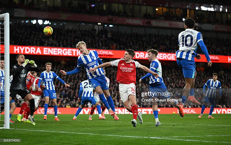 Arsenal lại thắng nhờ đối thủ phản lưới