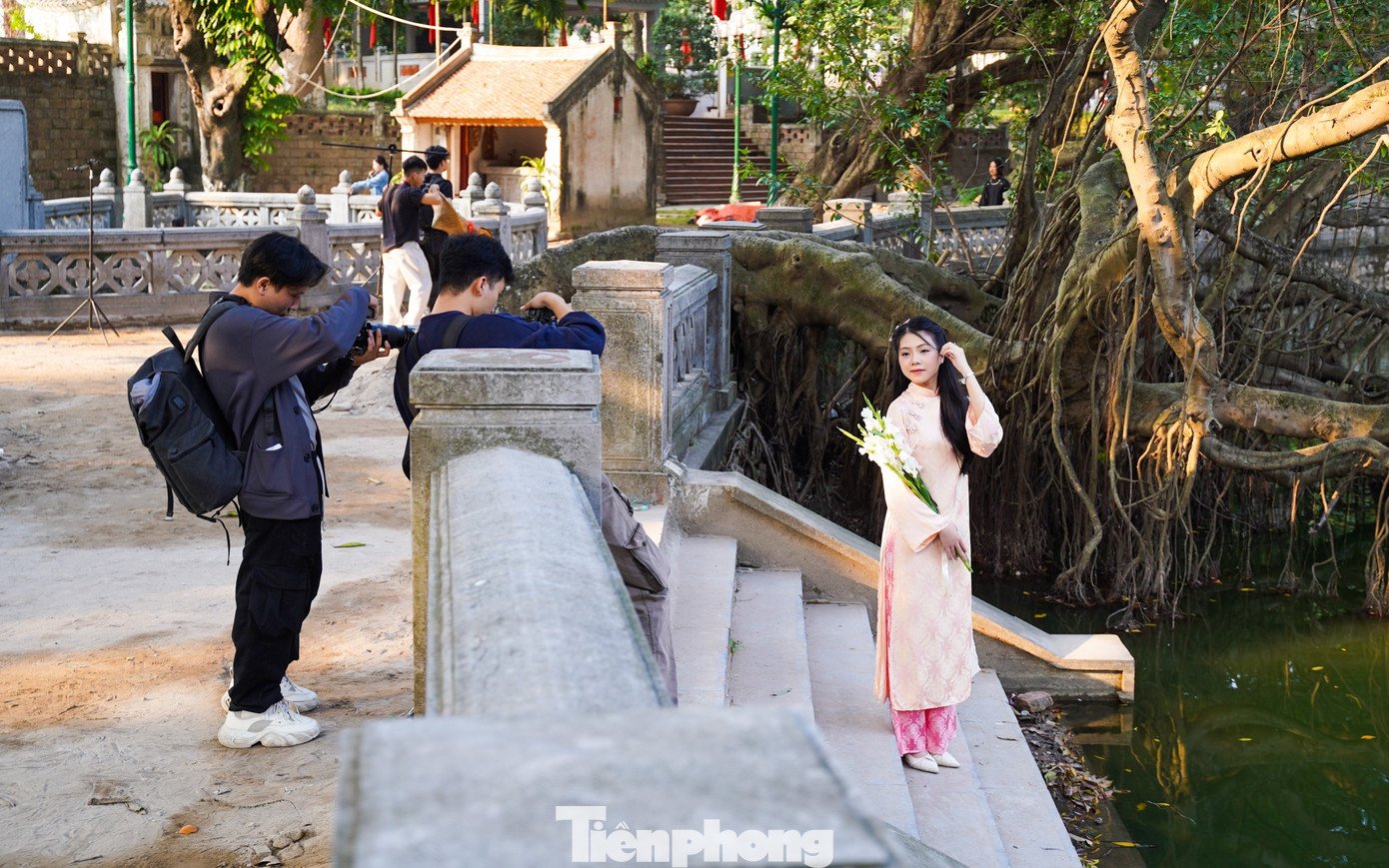 Không ít bạn trẻ còn đầu tư thuê trọn ekip từ nhiếp ảnh, hắt sáng đến trang điểm khi đến đền Voi Phục để thực hiện những bộ ảnh chỉn chu.