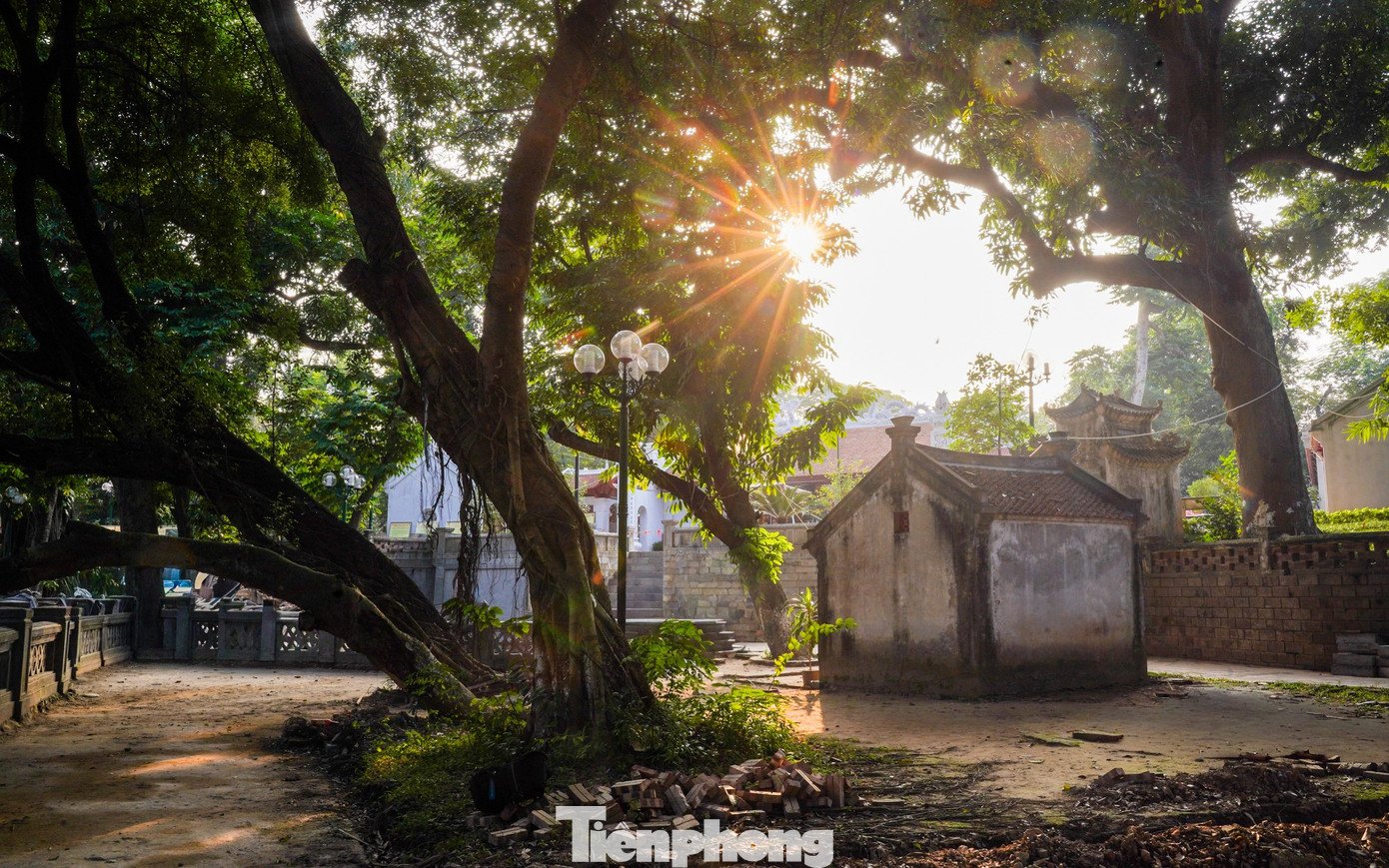 Ánh chiều tà phủ lên ngôi đền vẻ yên bình, trầm lắng, khiến không gian càng thêm cổ kính.