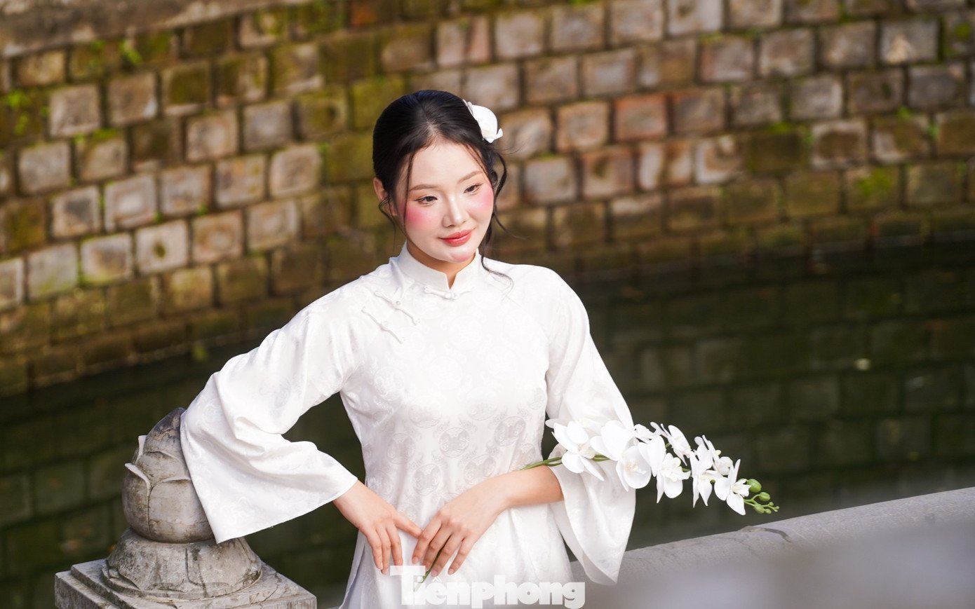 Hải Anh (phường Cầu Giấy) chia sẻ, cô tình cờ thấy hình ảnh đền Voi Phục trên mạng xã hội và ấn tượng với vẻ đẹp cổ kính, khác lạ nên quyết định đến chụp ảnh. “Không gian ở đây rất yên tĩnh, lại ít người biết, chụp hình khá thoải mái”, Hải Anh nói.