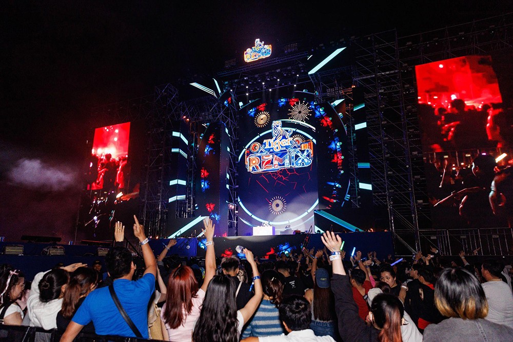 Lộc hiện hữu ngay trong từng bước chân và nụ cười rạng rỡ, là phút giây sảng khoái nâng ly cùng hội bạn thân giữa khoảnh khắc countdown rực rỡ.