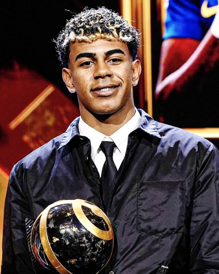 Yamal được an ủi với giải Tiền đạo xuất sắc nhất