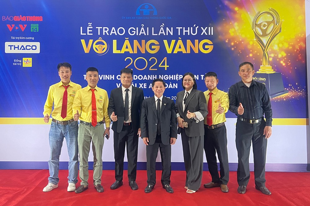 Ban lãnh đạo cùng các bác tài của Văn Minh được vinh danh giải thưởng “Vô lăng vàng”