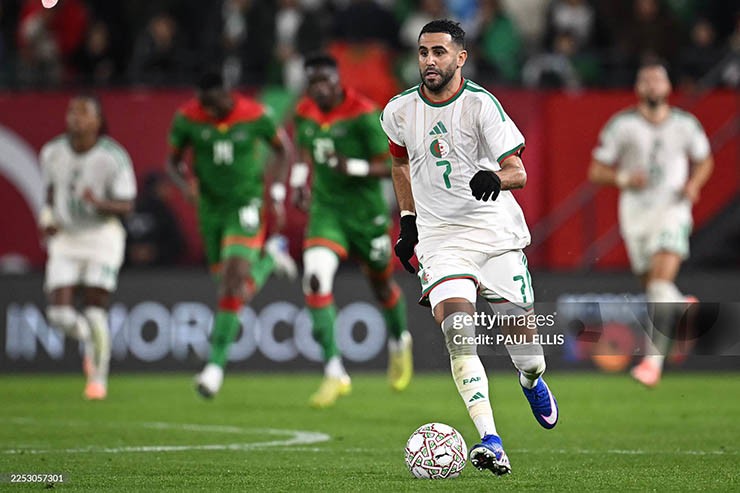 Mahrez giúp Algeria có vé vào vòng knock-out