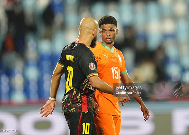 Hai cầu thủ MU là Diallo (áo cam) và Mbeumo so tài tại CAN 2025