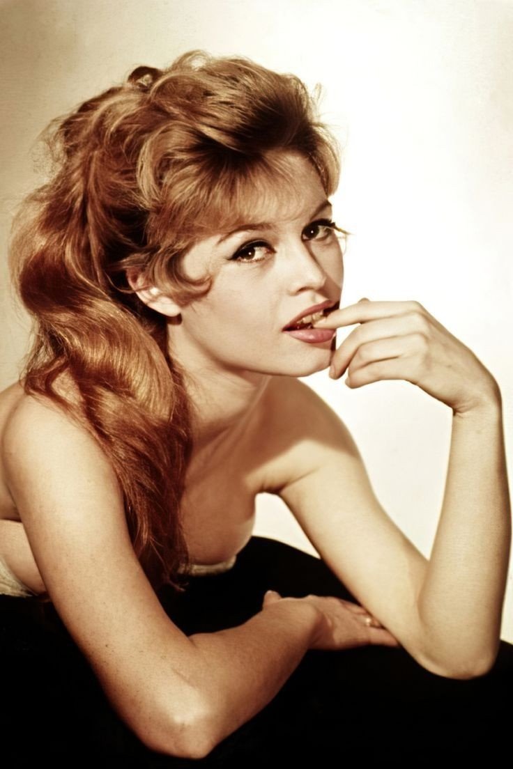 Thường được so sánh với Marilyn Monroe, Bardot sở hữu sức hấp dẫn khác biệt. Nếu Monroe là vẻ gợi cảm được xây dựng theo chuẩn Hollywood, thì Bardot mang nét “cool” rất châu Âu: tự nhiên, phóng khoáng, đôi khi bất cần.