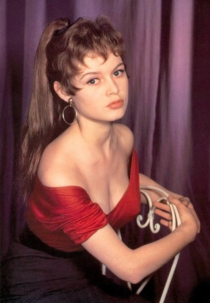 Bước sang thập niên 1960, Bardot giới thiệu kiểu cổ áo trễ vai táo bạo, về sau được gọi là “cổ Bardot”, dần được xã hội chấp nhận và trở thành biểu tượng gợi cảm kinh điển.