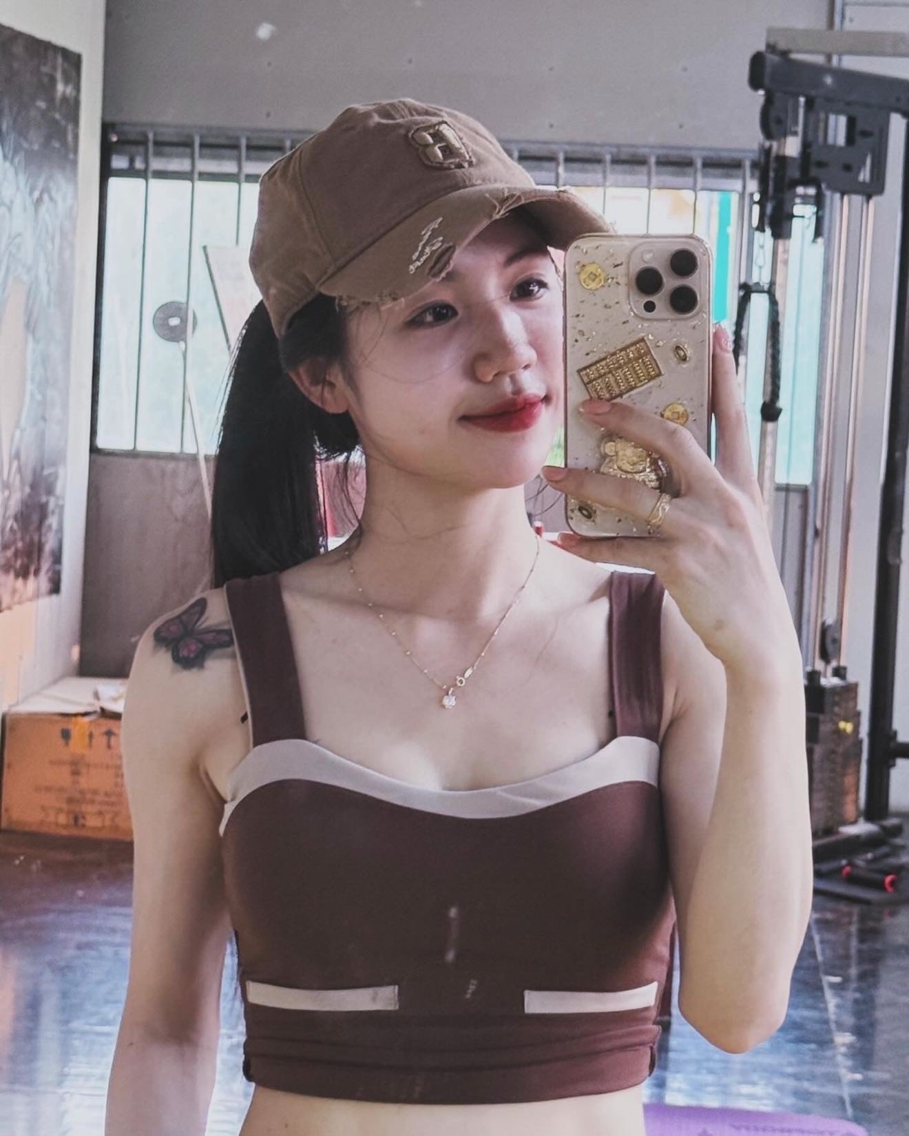 Trần Thị Duyên thi đấu ở vị trí tiền vệ, hậu vệ cánh, nổi bật với khả năng tranh chấp mạnh mẽ, lối chơi lăn xả và tinh thần không ngại va chạm. Ngoài thời gian trên sân tập, Duyên tích cực rèn thể lực, hình thể ở phòng gym.