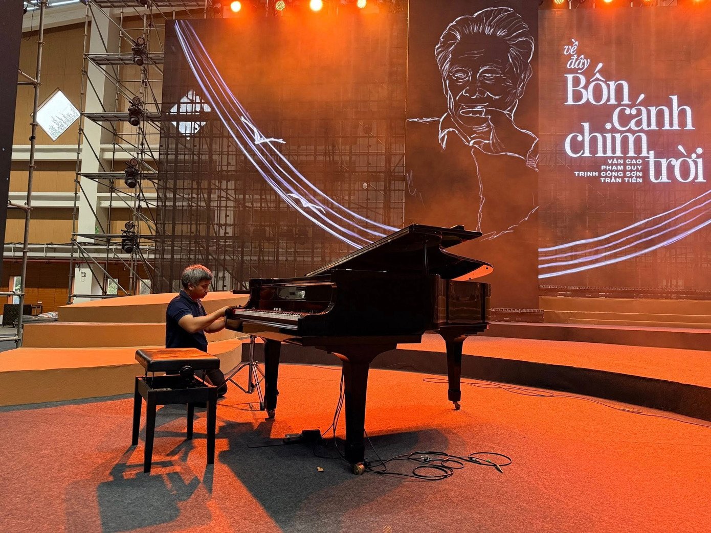 Sân khấu dựng trong Cung Thể thao điền kinh Mỹ Đình.