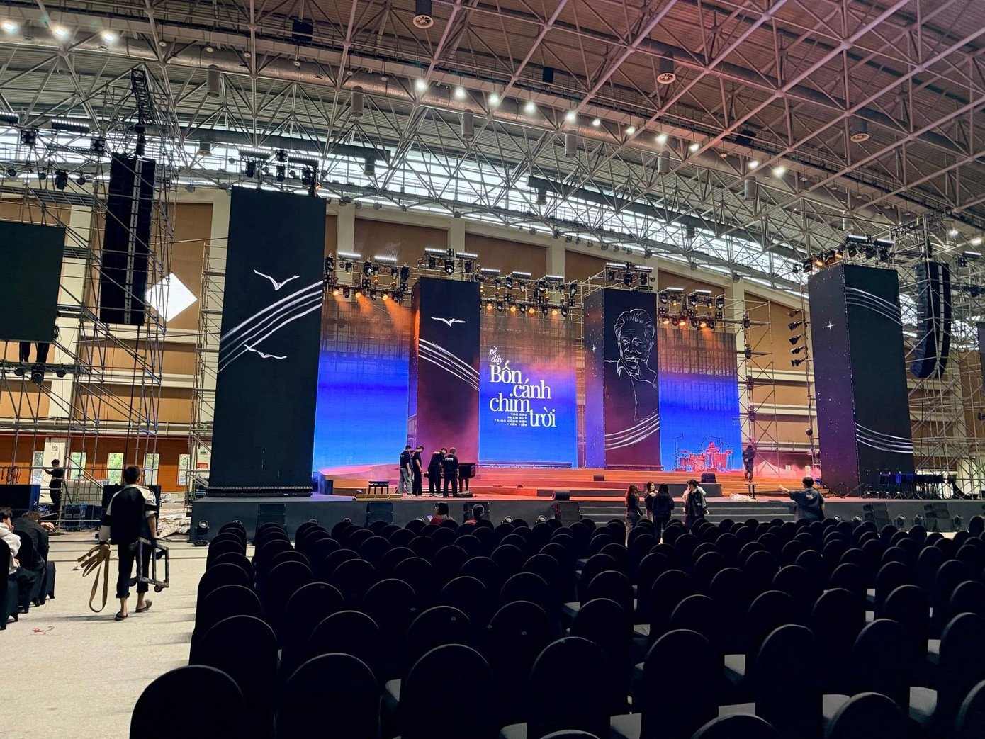 Sân khấu dựng trong Cung Thể thao điền kinh Mỹ Đình.