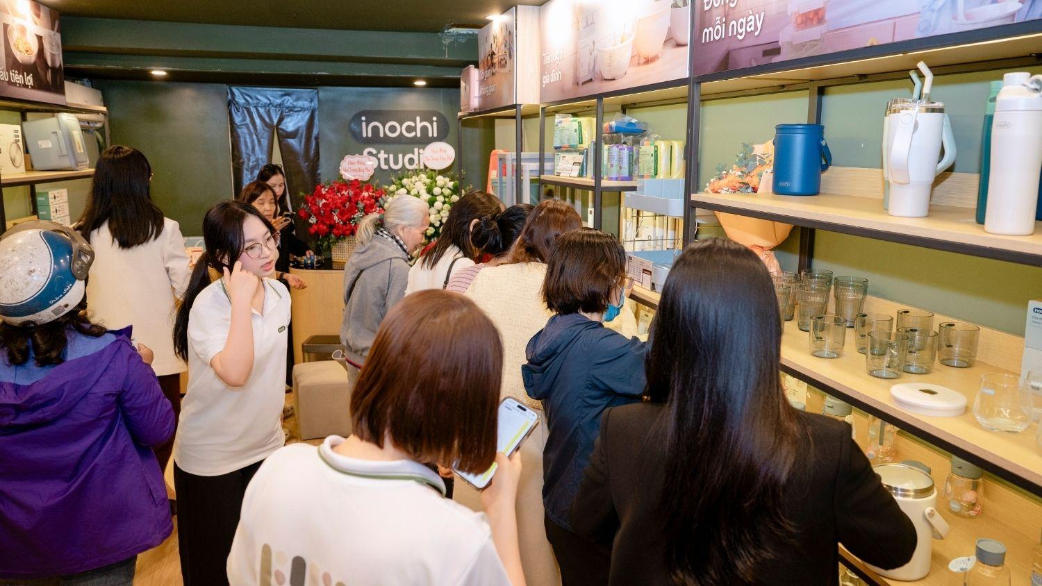 Đông đảo cư dân tại phường Cầu Giấy khám phá cửa hàng Inochi Studio Trần Tử Bình trong ngày đầu khai trương