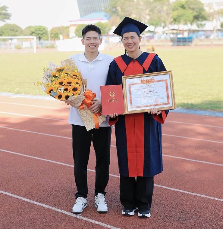 Kình ngư Nguyễn Quang Thuấn mang HCV SEA Games đến chúc mừng chị ruột trong ngày Ánh Viên nhận bằng thạc sĩ