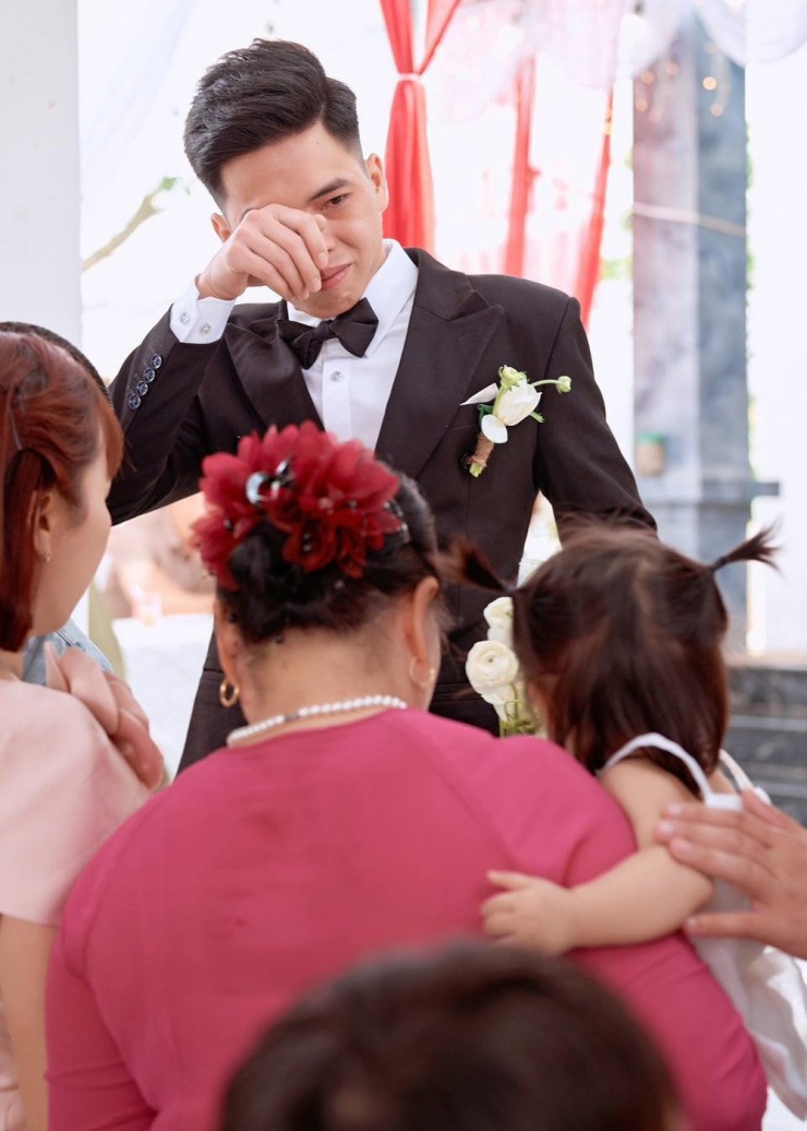 Chú rể rơi nước mắt trong ngày cưới&nbsp;