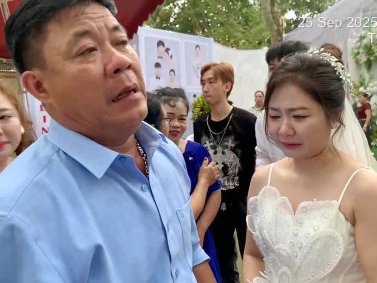 Ông bố đơn thân bật khóc tiễn con gái về nhà chồng&nbsp;