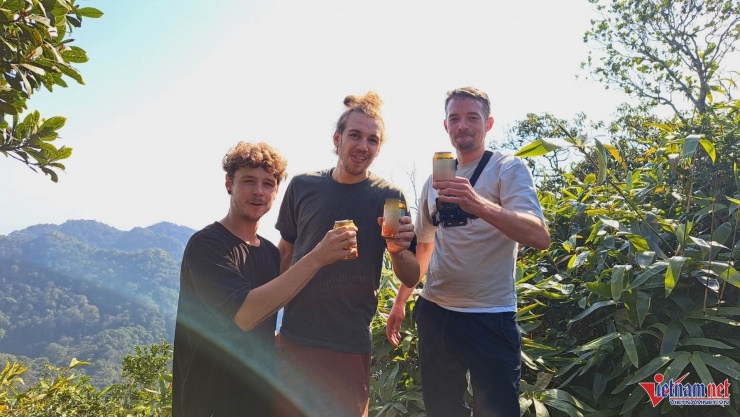 Niềm vui sướng của các vị khách khi lên đến "nóc nhà" của Cúc Phương. Ảnh: CP