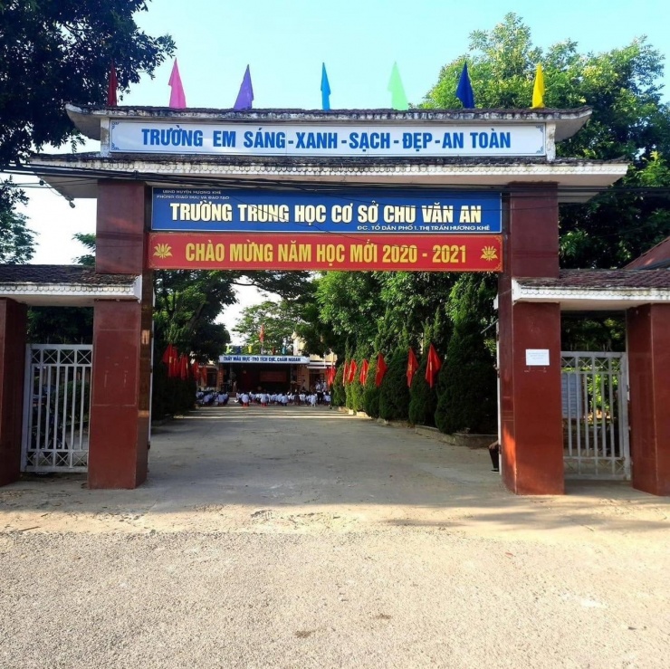 Ngôi trường nơi thầy T. công tác.