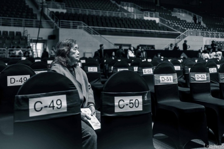 Hình ảnh khán giả ngồi lại sau khi đêm nhạc Về đây những cánh chim trời bị hủy được chia sẻ nhiều trên mạng xã hội. Ảnh: Leo Ngo.