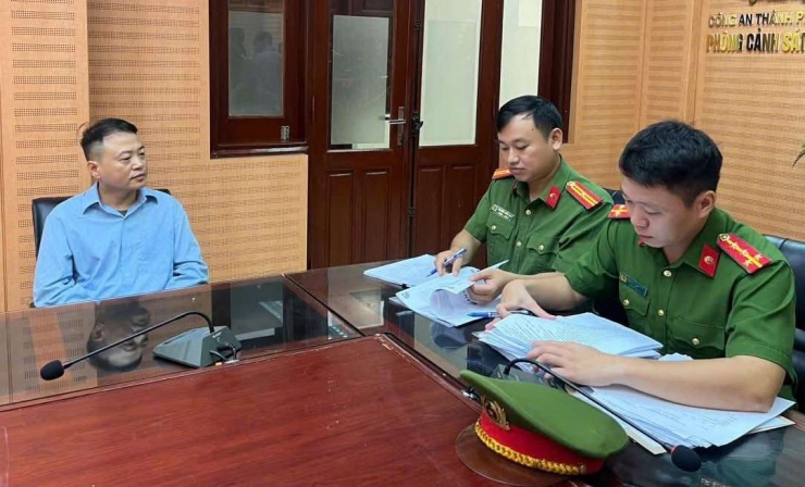 Bị can Nguyễn Hoà Bình hay còn được biết đến là Shark, Chủ tịch HĐQT Công ty cổ phần tập đoàn NextTech tại cơ quan điều tra sau khi bị khởi tố,&nbsp;để điều tra về tội "Lừa đảo chiếm đoạt tài sản" vào tháng 10/2025.