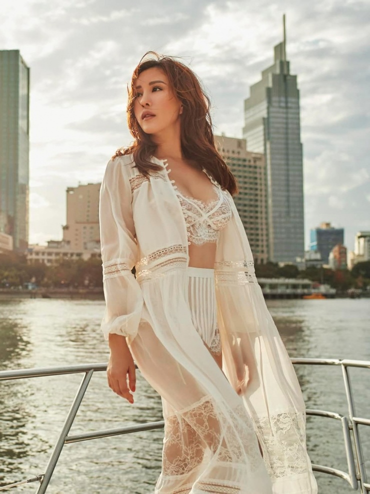 Hoa hậu Thu Hoài chăm mặc sexy tuổi U50 - 7