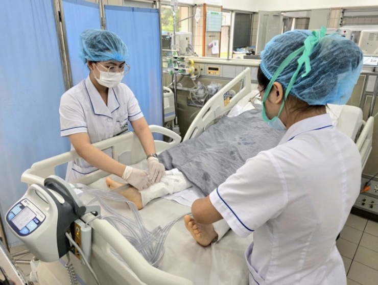 Nữ bệnh nhân 43 tuổi đang được điều trị tích cực tại Bệnh viện Bạch Mai.