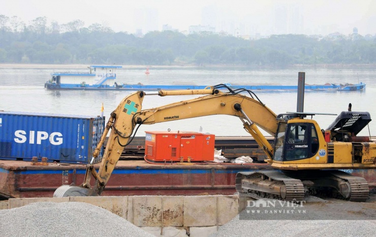 Trên công trường cầu Ngọc Hồi những ngày cuối năm 2025, máy móc và hàng trăm công nhân có mặt để đẩy nhanh tiến độ dự án.