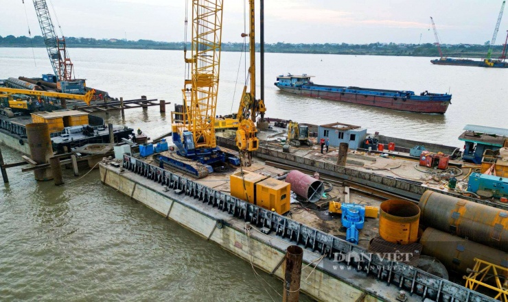 Máy móc được nhà thầu triển khai với số lượng lớn.