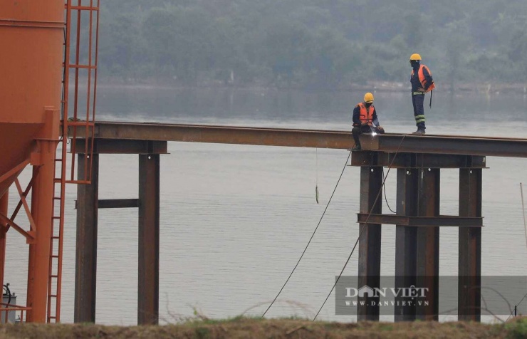 Dự án đầu tư xây dựng cầu Ngọc Hồi và đường dẫn hai đầu cầu có tổng chiều dài khoảng 7,5 km; trong đó, đoạn qua địa bàn Hà Nội dài khoảng 5,2 km, đoạn qua tỉnh Hưng Yên dài khoảng 2,3 km. Trong ảnh,&nbsp;công nhân đang hàn đấu nối đường dẫn ra sà lan.