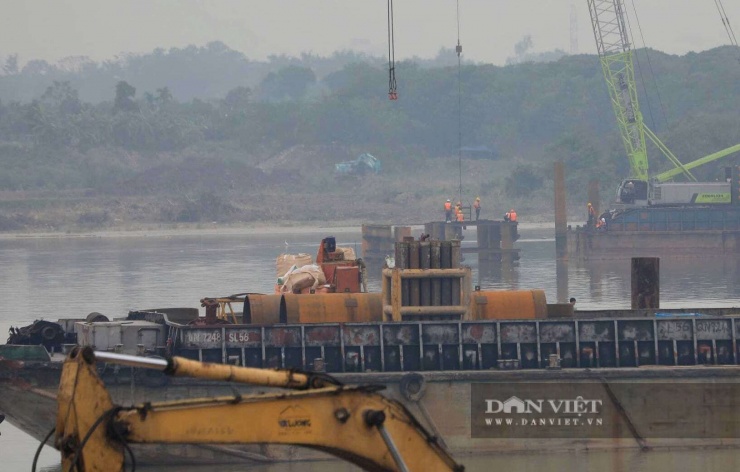 Trong đó, cầu chính vượt sông Hồng có chiều dài khoảng 680 m, bề rộng hơn 32 m, gồm 6 làn xe cơ giới và 2 làn xe hỗn hợp. Phần cầu dẫn dài khoảng 6,52 km, bề rộng khoảng 33 m. Đường dẫn đầu cầu phía Hưng Yên dài khoảng 300 m, bề rộng 33 m.