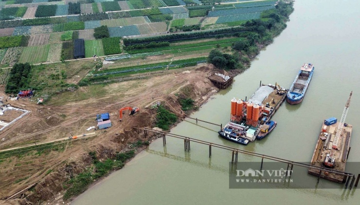 Trong ảnh, hàng loạt hệ thống máy khoan cọc nhồi cỡ lớn được triển khai trên lòng sông Hồng, phục vụ thi công các trụ chính của cầu Ngọc Hồi.&nbsp;