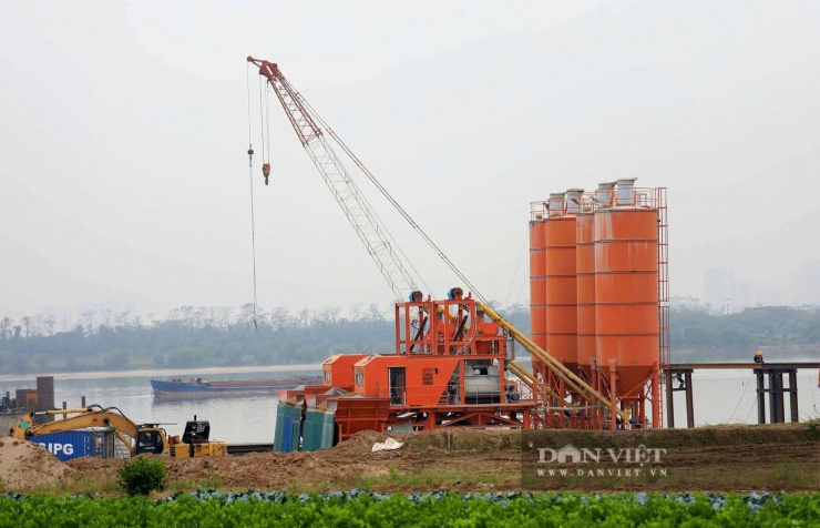 Cây cầu&nbsp;được thiết kế kiến trúc dây văng kết hợp hai trụ tháp có biểu tượng hình chữ H biểu đạt ý niệm về sự hòa hợp và hợp tác giữa Hà Nội và Hưng Yên.