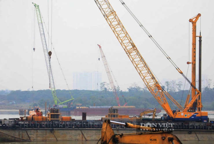 Máy móc liên tục chuyển nguyên vật liệu phục vụ thi công cầu.