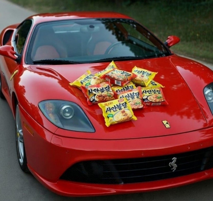 Chỉ có thể mua vài gói mì, không có tiền đổ xăng? Ảnh: Mission Media. 