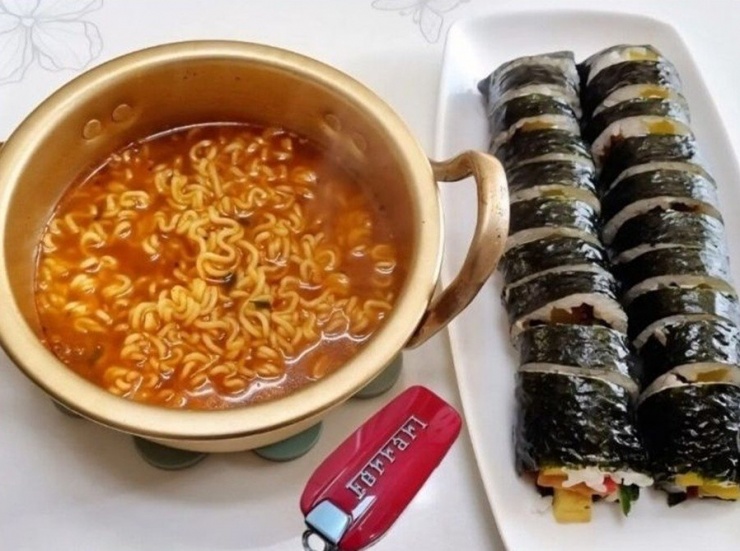 Một hình ảnh "khoe nghèo" của người giàu. Ảnh: Galmuri. 