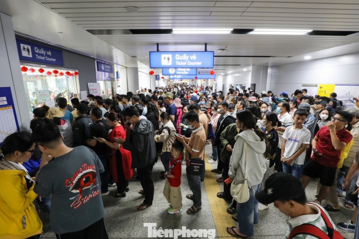 Nghìn người xếp hàng chờ đi metro dịp Tết Nguyên đán 2025. Ảnh: Duy Anh